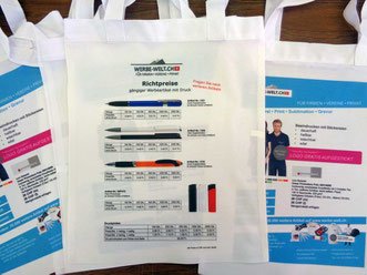 Bedruckte handtasche mit Flyer. auch photos sehen auf diese Art Tasche Hervorragend aus.