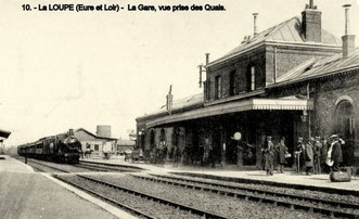 Arrivée d'un train à vapeur en gare de La Loupe