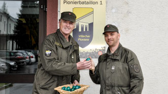 Vzlt Mak Erich vom PiB1 bei der Ostereier-Verteilung