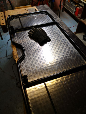 Der Heckträger mit untergelegter Alu-Platte