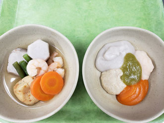 右側)食べやすい形態に加工した食事、それぞれの味を楽しめるように分けて盛り付けます