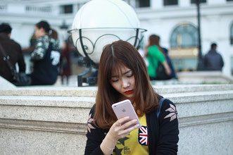 Asiatische Frau mit Smartphone