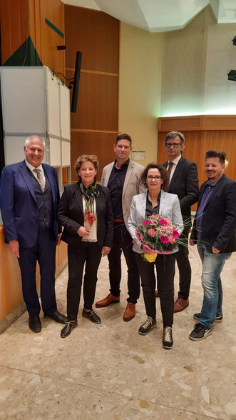 v.l. 1. Vbgm. Günther Bauer MBA, MPA, Landesrätin Mag. Ursula Lackner, Bgm. Michael Feldgrill, Gemeindekassierin Monika Kuss, Bezirkshauptmann Mag. Andreas Weitlaner und LTAbg. Udo Hebesberger