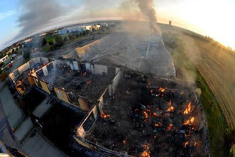 Ein Möbelhaus in Hoym ist am frühen Montagmorgen komplett niedergebrannt.  (BILD: GEHRMANN)