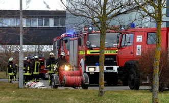 Ein Feuerwehr-Großaufgebot sorgte am Mittwoch am Tor von Pressmetall Hoym für Aufsehen.  (BILD: FRANK GEHRMANN)