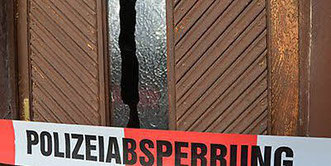 Polizei-Absperrung an der Tür in der Badstubenstraße in Hoym. Foto: Gehrmann