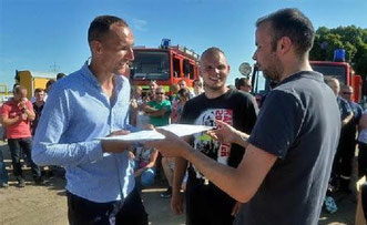 Dietmar Ernst (r.) übergibt an Niko Przybille einen symbolischen Scheck.  (BILD: FRANK GEHRMANN)