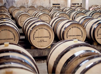 La caves des Hospices de Nuits-Saint-Georges et ses fûts de 228 litres.