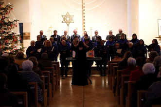 Chor und Zuhörer in Kirche