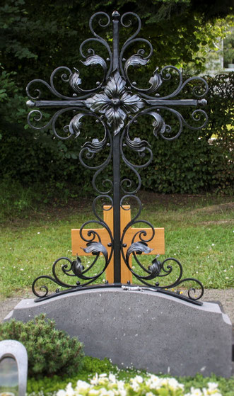 Urnenkreuz Dankbarkeit, geschmiedetes Grabkreuz, Kunstschmied