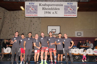 Ein Teil der Meistermannschaft mit ihren T-Shirts am letzten Heimkampf im Dezember 2019