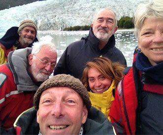 Un clic - L'équipage devant le glacier Romanche : Christophe, Patrick, Alain, Carolina, Did et Dom.