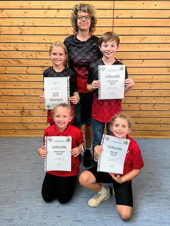 Leni Kahl, Sophia Jesussek, Jannik Jesussek, Mona Kahl mit Trainerin Maike