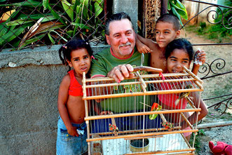 Opa mit Enkel und Vogel