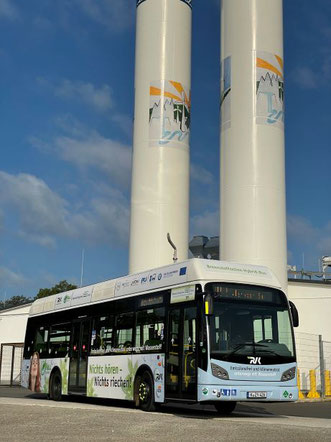 Bild: H2 Tankstelle Wermelskirchen mit A330FC von Van Hool  Foto: RVK Köln