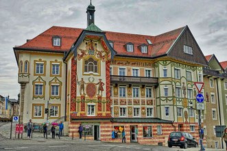 bunt verzierte Häuser in Bad Tölz