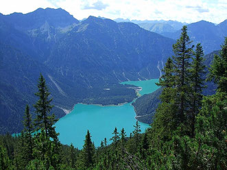 Der türkisblaue Plansee von oben