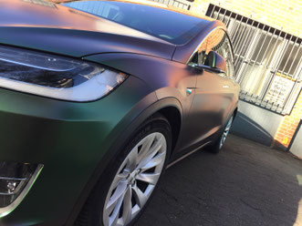 Tesla Folierung Avery Color Flow Urban Jungle Silver