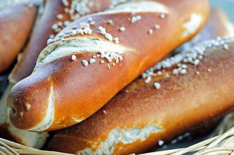 Laugengebäck im Körbchen