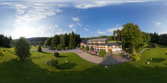 Begleiten Sie uns bei einer 360°-Tour durch unser Hotel und verschiedenen Ausflugs-zielen in der näheren Umgebung. Machen Sie sich ein realistisches Bild von unseren Zimmern und dem Restaurant.