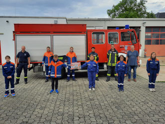 Freuen sich mit der Jugendfeuerwehr, v.l.n.r Vorsitzender Tobias Meffert, in Einsatzkleidung Betreuer Rui Lourenco, Jugendwart Benedikt Hanke und Schatzmeister Karl Heinz Wolf.