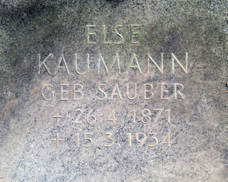 Else Kaumann auf der Gartenbank