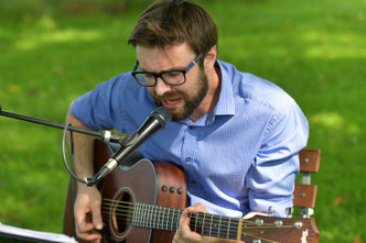 Strauß und Fliege, Johann-Jakob Wulf, Freie Trauung, Hochzeit, Blog, München, Bayern, Sebastian Meyer, Gitarre, Akustik, Live, Musik, Pangano, Hochzeitsredner