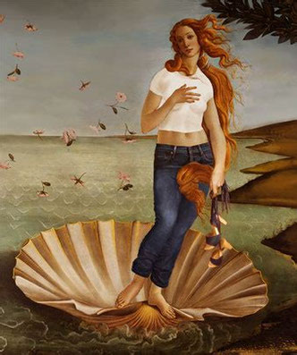 Image représentant un détournement de la Vénus de Botticelli, sa naissance, vêtue d'un jean, d'un top blanc, tenant à la main le modèle Pétra, sandale d'été sur haut talon et semelle bois 