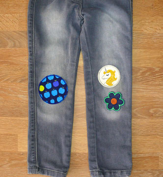 Bügelflicken auf eine Kinderhose Größe 104