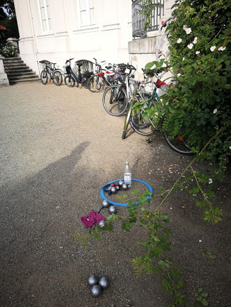 Kugel- und Fahradparkplatz