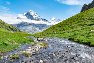Fotografie Schweizer Berglandschaft mit kleinem Bergfluß