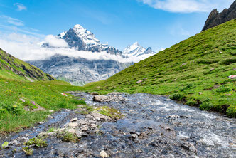 Fotografie Schweizer Berglandschaft mit kleinem Bergfluß