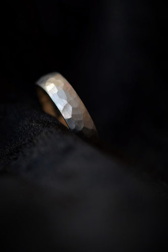 旭川市フタリヤの結婚指輪 槌目リング
