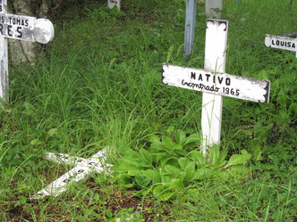 Hier das Grab eines Einheimischen. 1965 ist er gestorben, der letzte Yámana starb 1977 .  