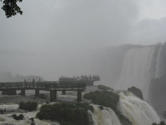 Auf der Brücke hat man das Gefühl, als stünde man mitten im Wasserfall. Tut man ja auch irgendwie.
