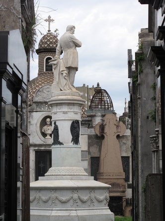 Jede Familie aus Buenos Aires, die etwas auf sich hält, will sich in Recoleta verewigen: mit Statuen, Kapellen oder ...