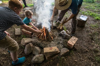Schulklassenprogramm: Kinder lernen Feuer machen am Lagerplatz