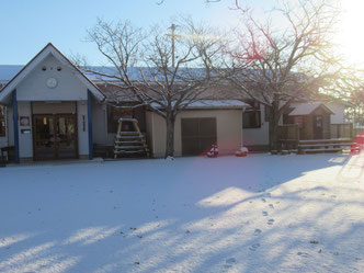 雪が降った日の有喜保育園の園舎と園庭