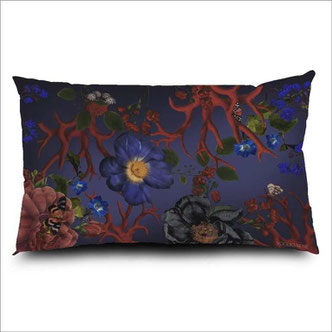 Fleurs sur fonds sombre, coussin Voglio Bene distribué par Ecoute Bergère