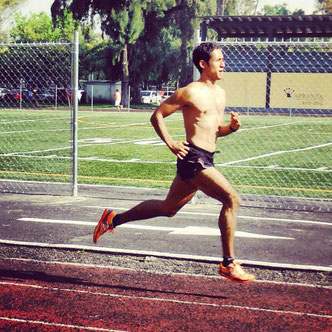 En esta foto ya había transformado totalmente mi cuerpo y estaba apto para correr competitivamente