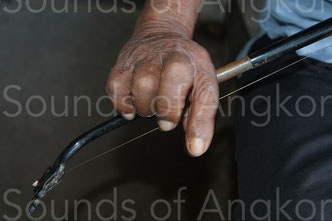 Position of the ring finger after plucking the string.
