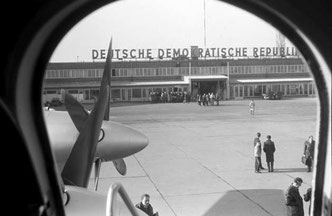 Deutsche Lufthansa auf dem Flughafen Berlin-Schönefeld, um 1960, Foto: J. Schmidt, Leinwand auf Keilrahmen 60x45 cm (Reproduktion), 75,00 Euro