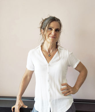 Yvonne Bühlmann, Kunsttherapeutin, Ritualbegleiterin, Schamanin, Dozentin, Supervisorin