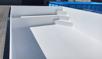 Einstieg über eine Treppe in der Ecke