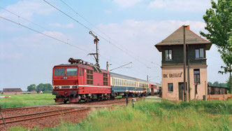 DB 180 003 am 19.05.1993 beim Passieren der Blockstelle Basslitz mit Intercity zwischen Leipzig und Dresden