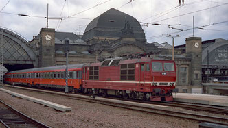 DB 180 017 am 28.01.1994 in Dresden Hbf mit EC 173 "VINDOBONA" Berlin - Prag - Wien