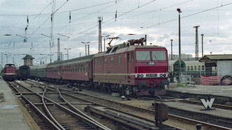 DR 230 005 am 08.11.1991 in Dresden Hbf mit D 322 "NEPTUN" von Prag über Berlin nach Kopenhagen