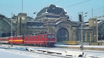 DB 180 015 und CD 372 015 am 23.11.1993 in Dresden Hbf