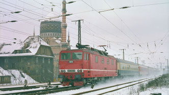 DB 180 002 am 23.02.1993 bei Durchfahrt in Dresden-Mitte mit Intercity zwischen Leipzig und Dresden 
