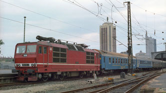 DB 180 019 am 18.06.1993 in Leipzig Hbf mit D 451 Frankfurt/M. - Dresden - Wroclaw - Warszawa